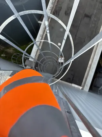 Montée à l’échelle d’un bâtiment industriel pour un constat relatif à l’étanchéité de la toiture